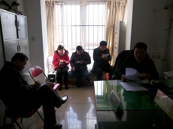 行政系统党总支组织全体党员干部在办公