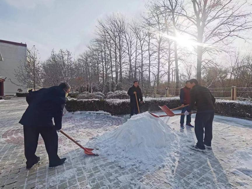 皑皑白雪的美景为师生带来欣喜的同时