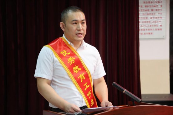 默默奉献的广大教师和教职工致以节日的