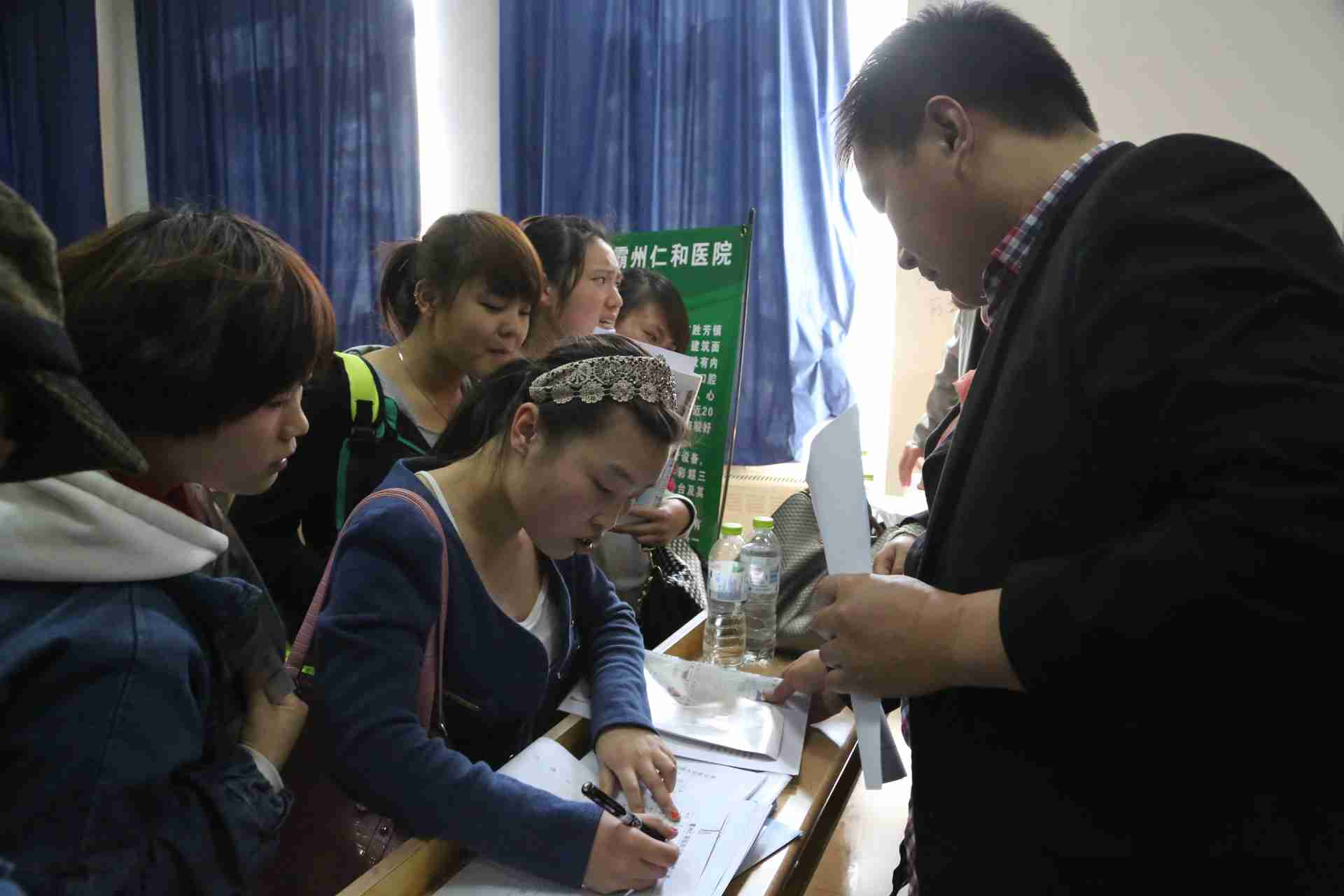 共提供招聘岗位近400个